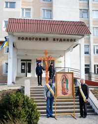 hresna doroga nenarodgenoi dutunu_frankivsk_2015.jpg